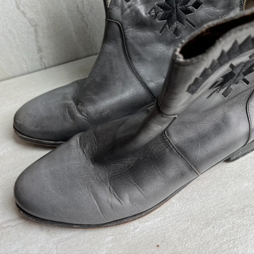 ** Cynthia Vincent Goldie Embroidered Booties Slate Gray Blue 10 - Picture 2 of 11